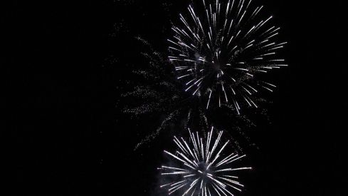 Fuegos artificiales y la hoguera le ponen luz a la noche de San Juan en León | José Martín