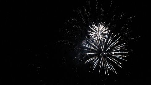 Fuegos artificiales y la hoguera le ponen luz a la noche de San Juan en León | José Martín