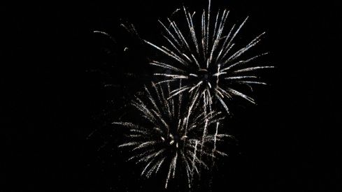 Fuegos artificiales y la hoguera le ponen luz a la noche de San Juan en León | José Martín