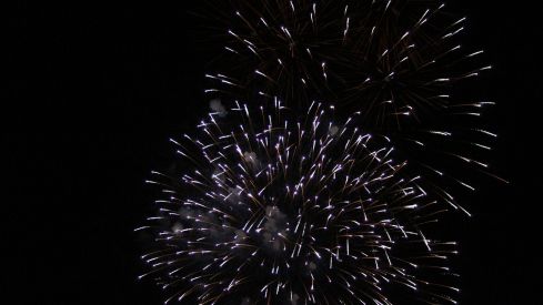 Fuegos artificiales y la hoguera le ponen luz a la noche de San Juan en León | José Martín