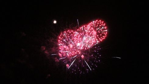 Fuegos artificiales y la hoguera le ponen luz a la noche de San Juan en León | José Martín