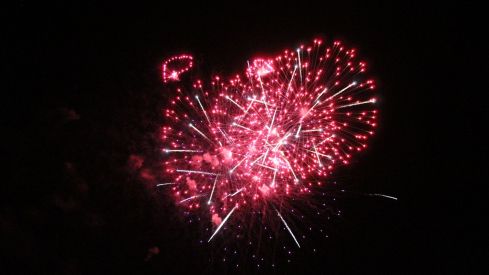 Fuegos artificiales y la hoguera le ponen luz a la noche de San Juan en León | José Martín