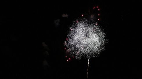 Fuegos artificiales y la hoguera le ponen luz a la noche de San Juan en León | José Martín