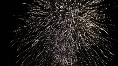 Fuegos artificiales y la hoguera le ponen luz a la noche de San Juan en León | José Martín