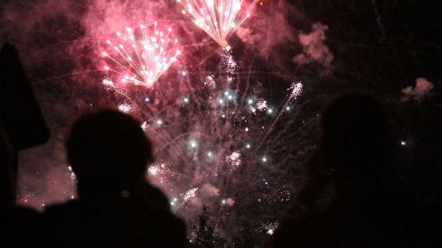 Fuegos artificiales y la hoguera le ponen luz a la noche de San Juan en León | José Martín