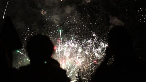 Fuegos artificiales y la hoguera le ponen luz a la noche de San Juan en León | José Martín