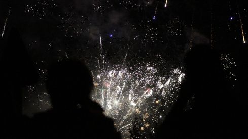 Fuegos artificiales y la hoguera le ponen luz a la noche de San Juan en León | José Martín