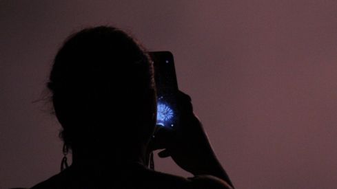 Fuegos artificiales y la hoguera le ponen luz a la noche de San Juan en León | José Martín