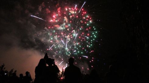 Fuegos artificiales y la hoguera le ponen luz a la noche de San Juan en León | José Martín