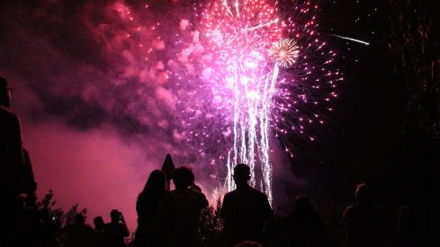 Fuegos artificiales y la hoguera le ponen luz a la noche de San Juan en León | José Martín