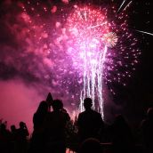 Fuegos artificiales y la hoguera le ponen luz a la noche de San Juan en León | José Martín