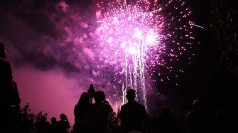Fuegos artificiales y la hoguera le ponen luz a la noche de San Juan en León | José Martín