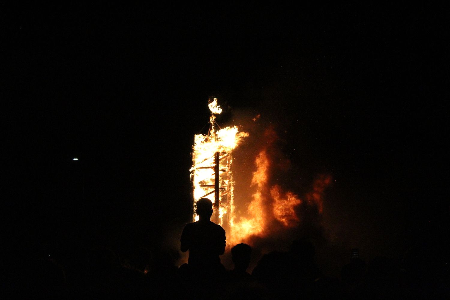 Fuegos artificiales y la hoguera le ponen luz a la noche de San Juan en León | José Martín Fuegos artificiales y la hoguera le ponen luz a la noche de San Juan en León | José Martín