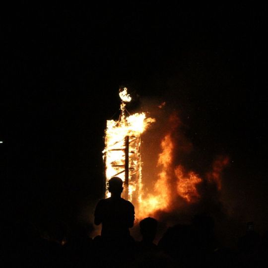 Fuegos artificiales y la hoguera le ponen luz a la noche de San Juan en León | José Martín Fuegos artificiales y la hoguera le ponen luz a la noche de San Juan en León | José Martín