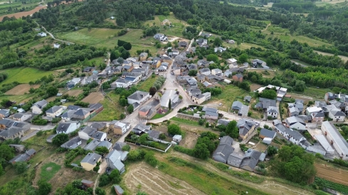 Magaz de Arriba a vista de dron | El medio rural de la provincia de León pierde 771 vecinos en 2024 y encabeza el envejecimiento en Castilla y León