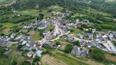 Magaz de Arriba a vista de dron | El medio rural de la provincia de León pierde 771 vecinos en 2024 y encabeza el envejecimiento en Castilla y León