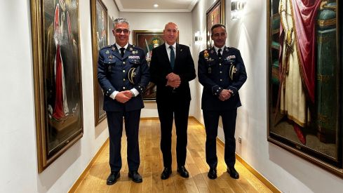 Relevo en la Academia Básica del Aire: El alcalde de León despide a Dompablo Ferándiz y da la bienvenida a Ruiz González