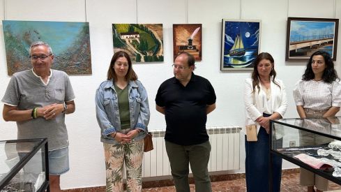 La AECC de La Bañeza expone el talento y compromiso de sus talleres en una exposición en el Centro Cultural Tierras Bañezanas