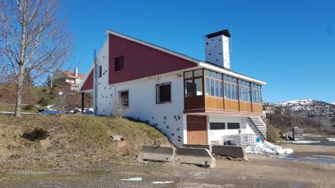 Edificio que se rehabilitará en Riaño | La Diputación de León saca a licitación la rehabilitación de dos edificios en Portilla de la Reina y Riaño para convertirlos en albergue