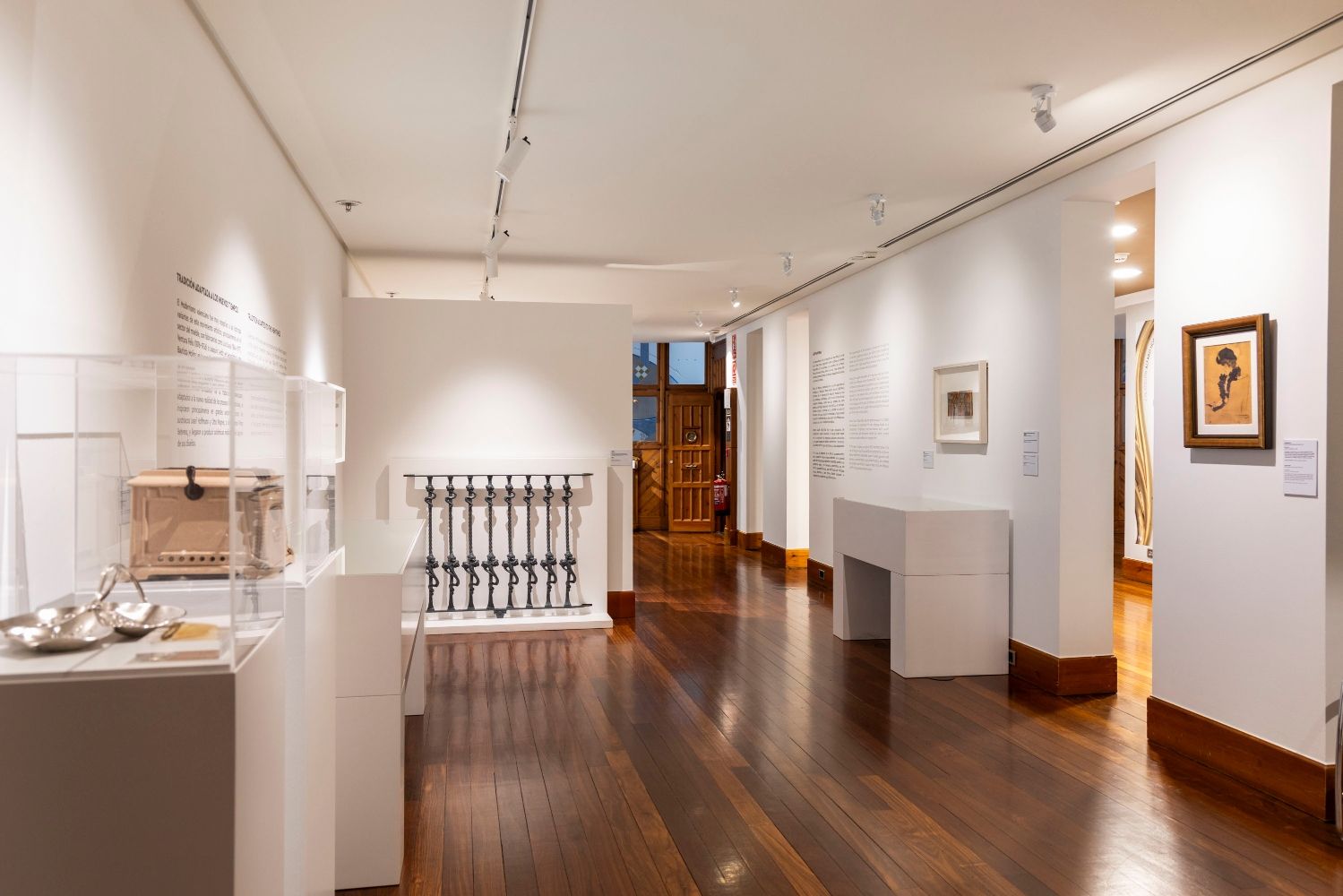 Exposición 'Modernismo. Hacia la belleza del objeto cotidiano' en el Museo Casa Botines de León