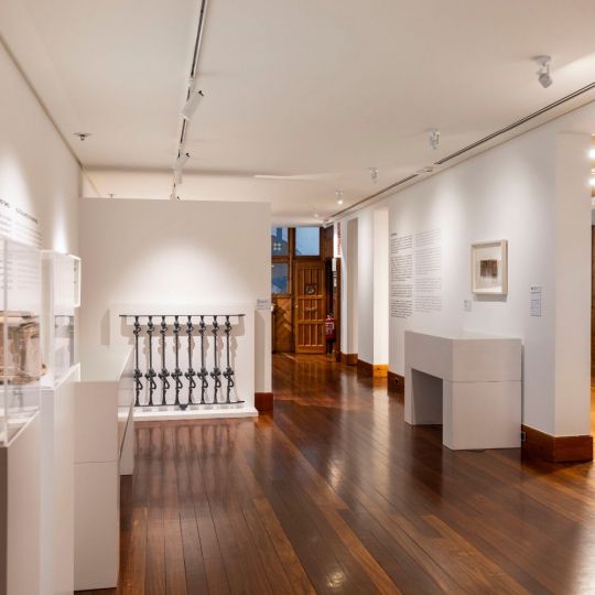 Exposición 'Modernismo. Hacia la belleza del objeto cotidiano' en el Museo Casa Botines de León