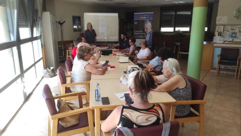 Casi 100 mayores de 60 años se formarán en Navatejera para romper la brecha digital
