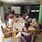 Casi 100 mayores de 60 años se formarán en Navatejera para romper la brecha digital