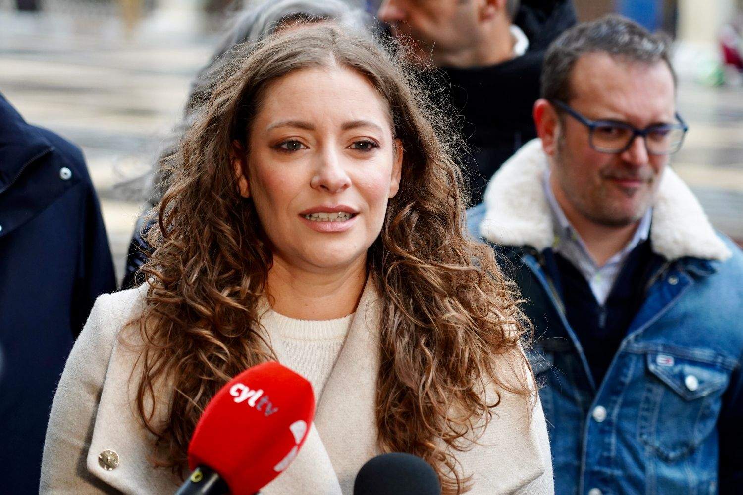 ESTER, DETRAS GAVILANES