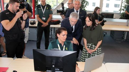 El ministro del Interior, Fernando Grande-Marlaska, presenta el sistema de denuncia telemática de la Guardia Civil | Peio García / ICAL