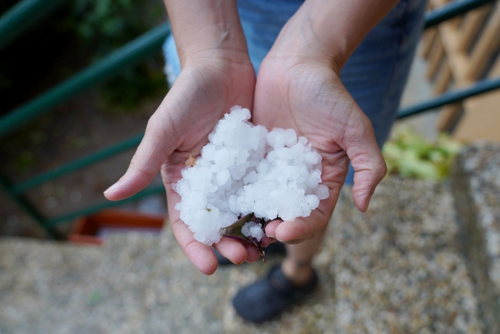 Una fuerte tormenta con granizo sorprende a León en plena tarde de verano