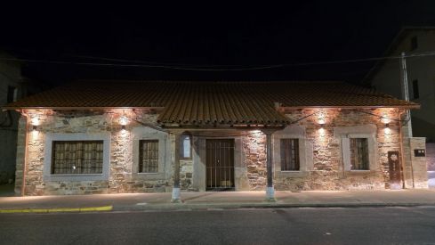 La Bañeza ilumina la futura sede del Museo de la Moto para resaltar su valor patrimonial