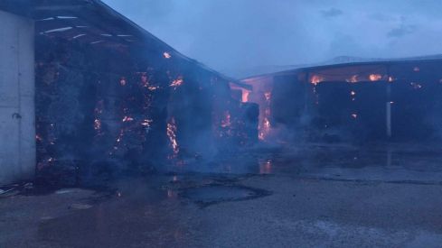 Sofocan un incendio en una nave de paja en Sahelices del Payuelo (León)