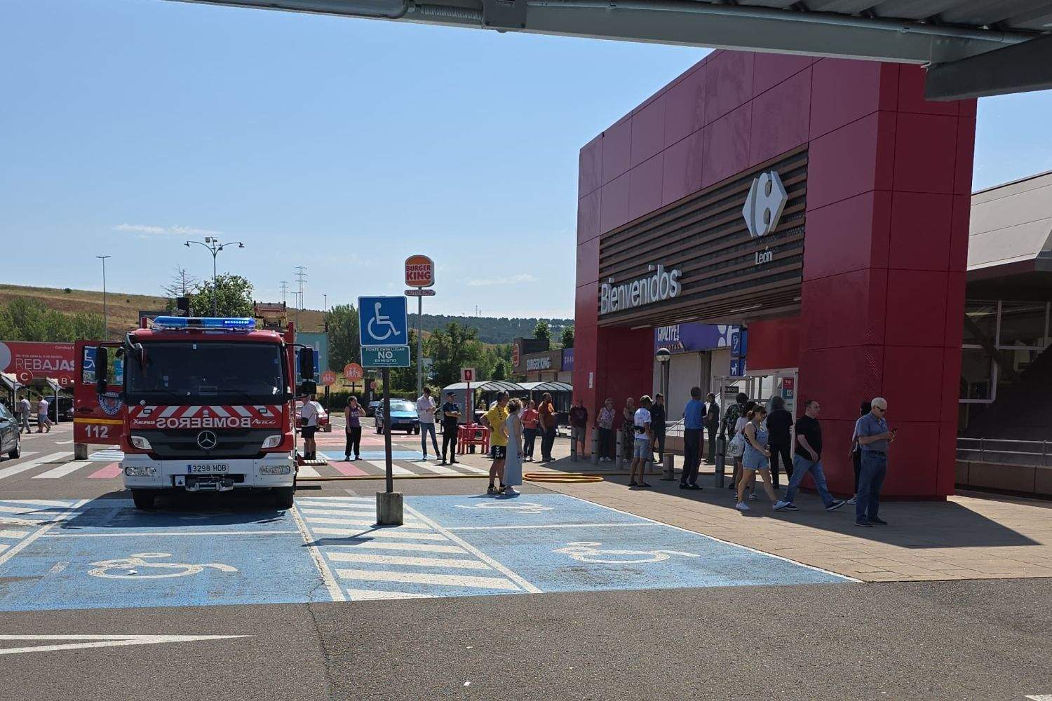 El incendio de una freidora obliga a desalojar el Carrefour de León | Cedida a InfoLeon