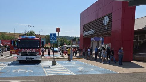 El incendio de una freidora obliga a desalojar el Carrefour de León | Cedida a InfoLeon