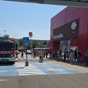 El incendio de una freidora obliga a desalojar el Carrefour de León | Cedida a InfoLeon