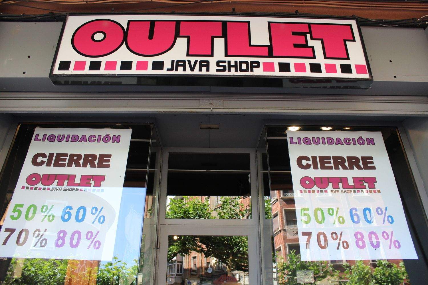 Outlet de JAVA shop en la avenida Lancia de León, ubicada en el local que ocupará la tienda