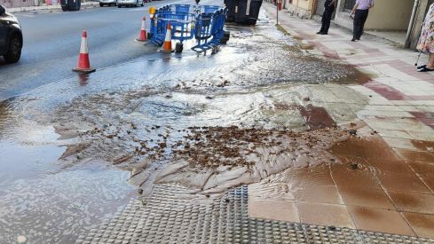 Un nuevo reventón en Párroco Pablo Diez vuelve a afectar a los vecinos de Trobajo del Camino 