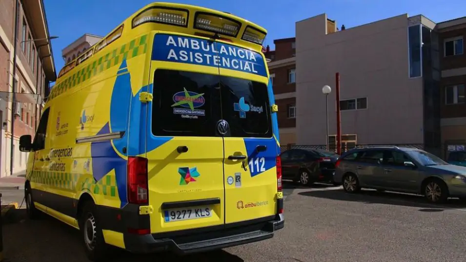 Ambulancia | Herido un hombre de unos 70 años tras de chocar su furgoneta contra un árbol en la avenida Mariano Andrés de León