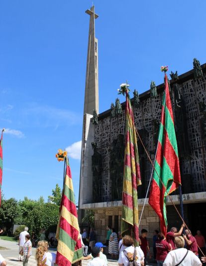 Las Marías celebran el 520 aniversario de la aparición de la Virgen del Camino en su Romería-Procesión | José Martín