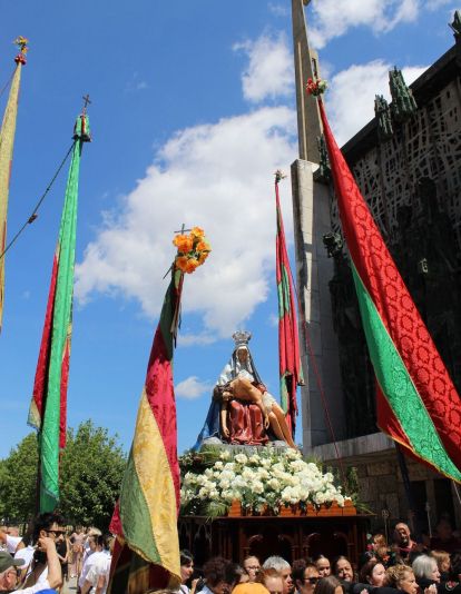 Las Marías celebran el 520 aniversario de la aparición de la Virgen del Camino en su Romería-Procesión | José Martín
