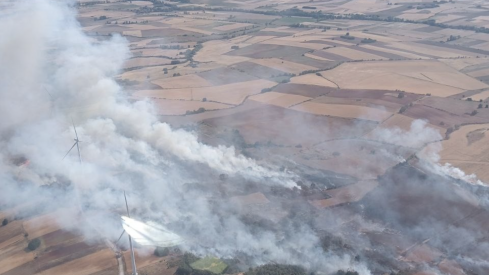 Medios terretres y aéreos movilizados para sofocar un incendio en San Pedro de Valderaduey (León)