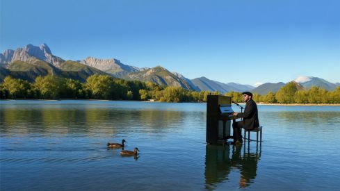 El piano flotante vuelve a Santa Marina del Rey (León) con un concierto de música cubana