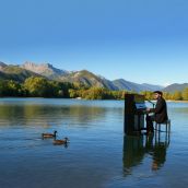 El piano flotante vuelve a Santa Marina del Rey (León) con un concierto de música cubana