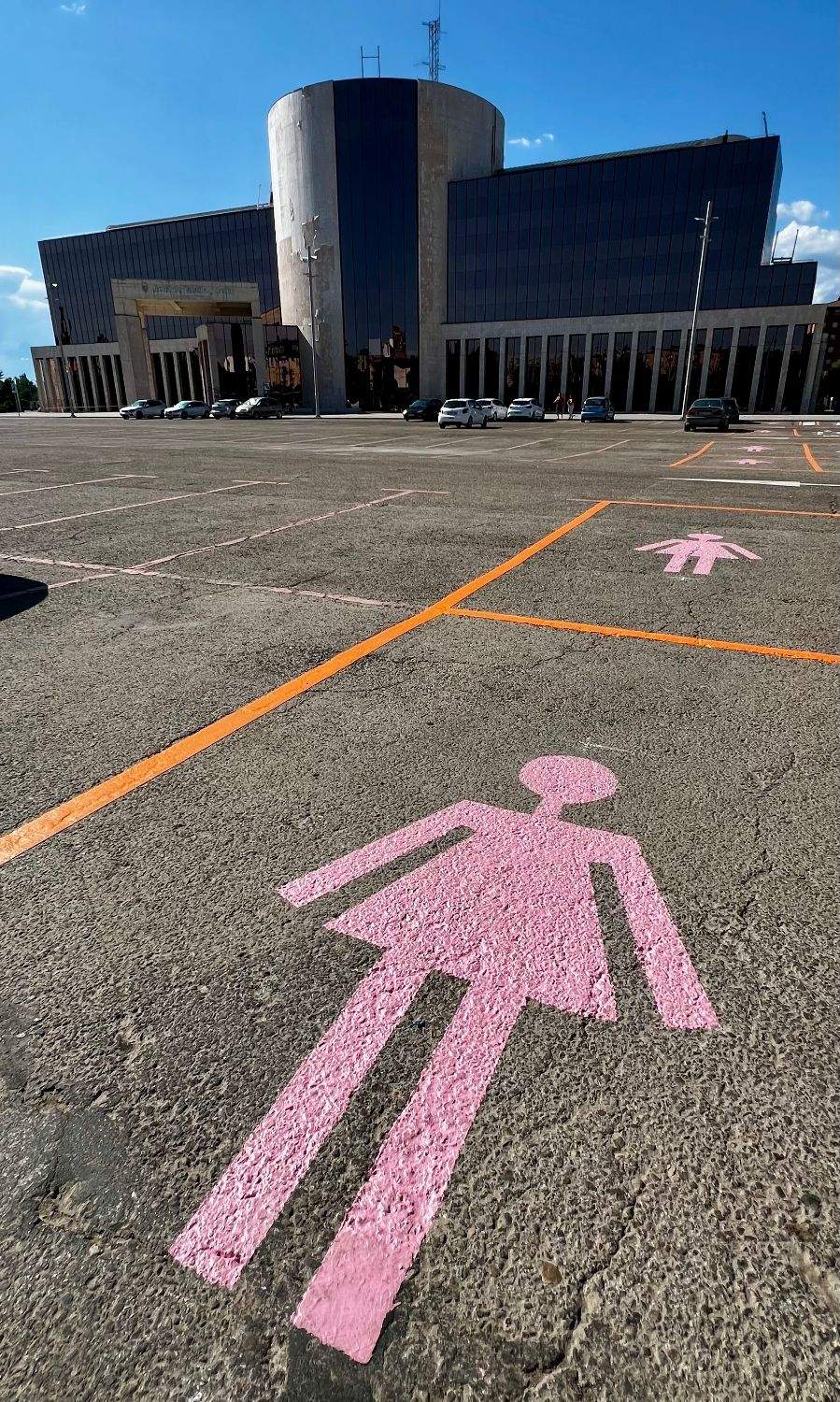 Aparcamiento para mujeres en la explanada de los Pendones Leoneses