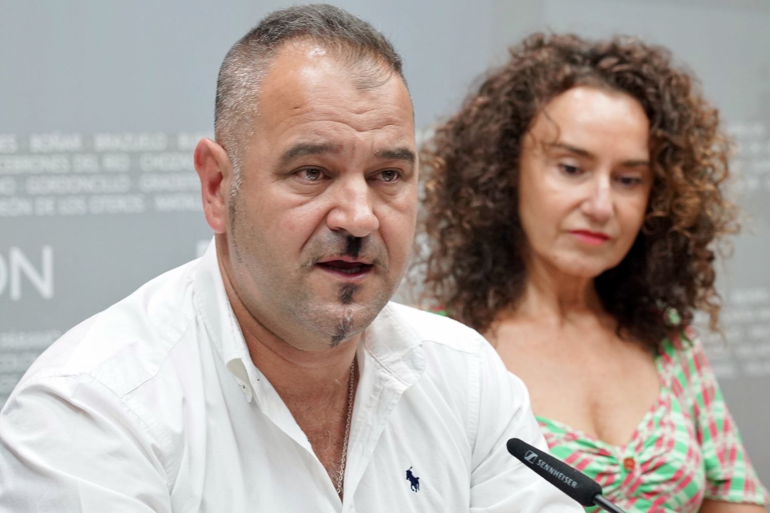 El diputado de Cultura, Arte y Patrimonio, Emilio Martínez, presenta el festival Luna de Cortos. Junto a él, la presentadora, Rosario Granell | Campillo / ICAL