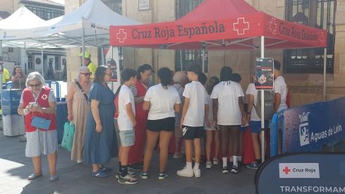 Iniciativa ‘En guardia contra el calor’ desarrollada este martes por Cruz Roja y Aguas de León