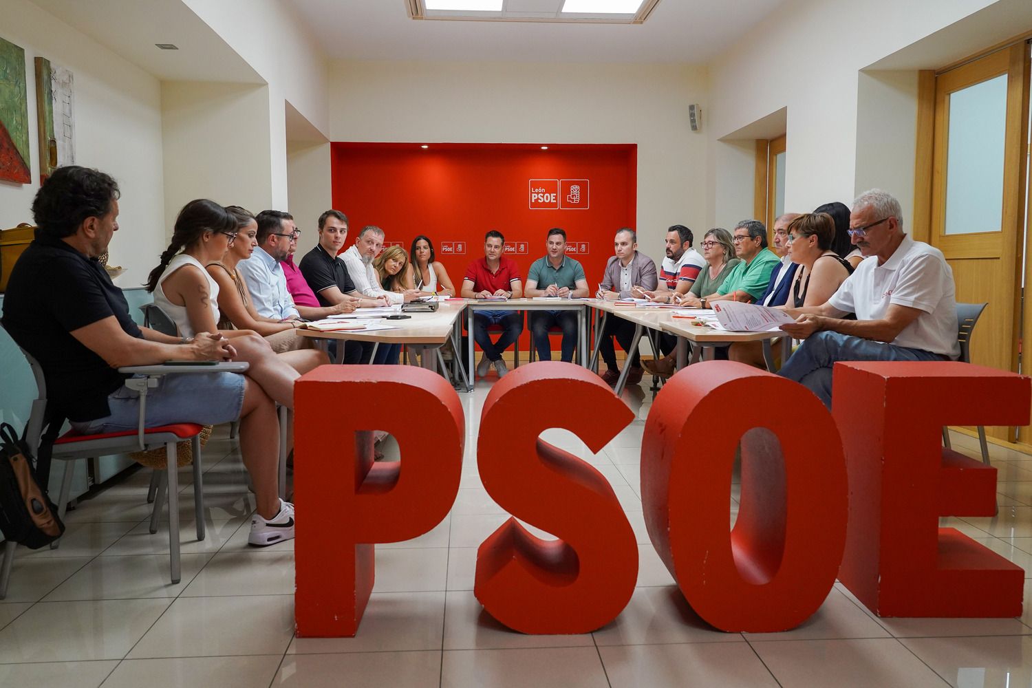 El secretario de Organización del PSCyL, Daniel de la Rosa, mantiene una reunión de trabajo con el secretario de Organización del PSOE de León, Daniel San José | Campillo / ICAL 