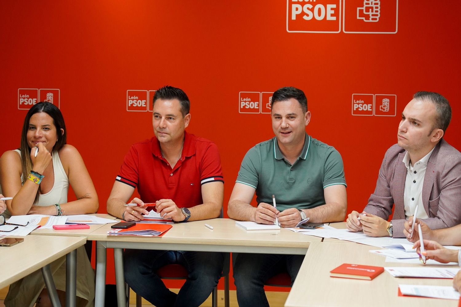 El secretario de Organización del Partido Socialista de Castilla y León, Daniel de la Rosa, junto al secretario provincial del PSOE de León, Javier Alfonso Cendón | Campillo / ICAL