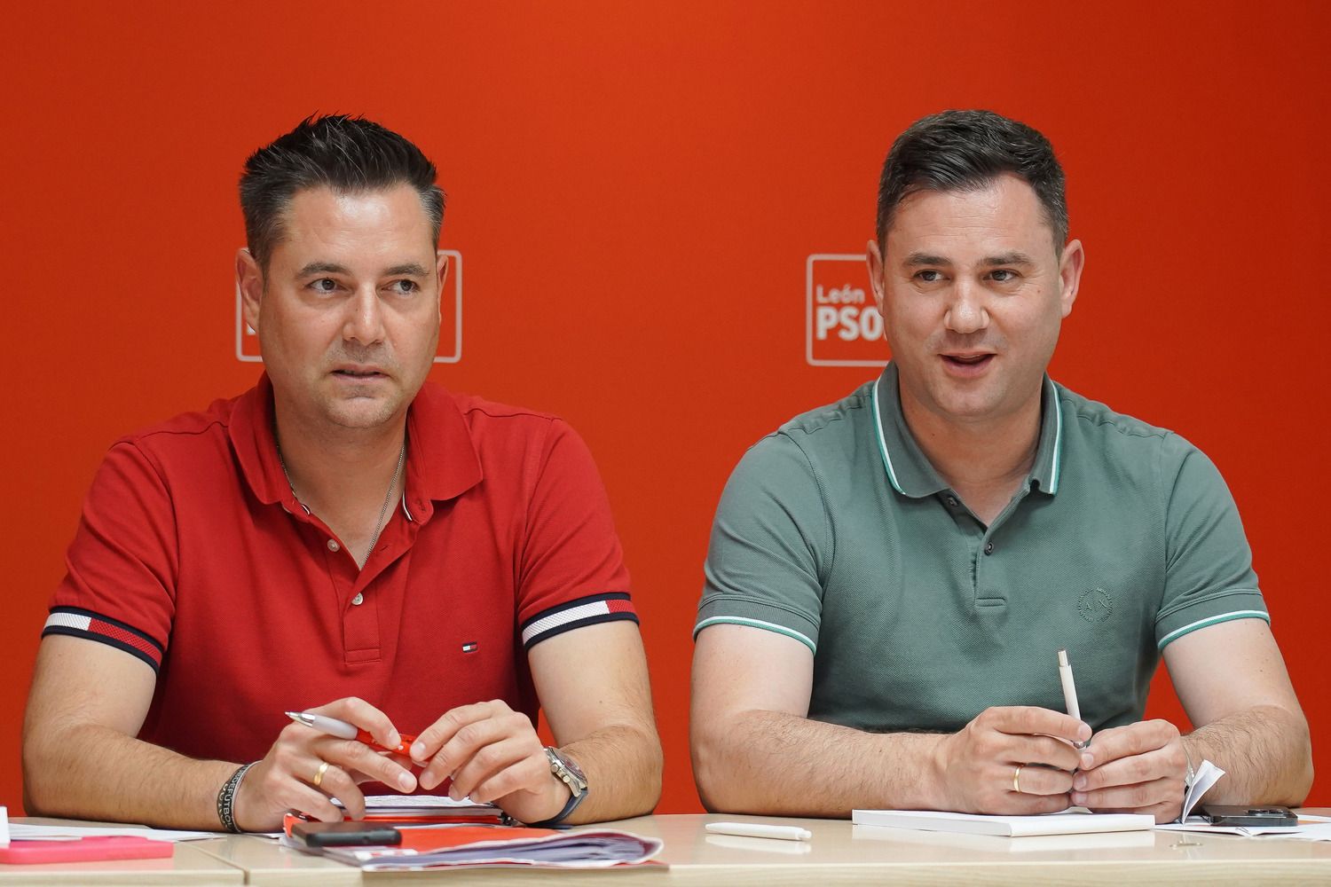 El secretario de Organización del Partido Socialista de Castilla y León, Daniel de la Rosa, junto al secretario provincial del PSOE de León, Javier Alfonso Cendón | Campillo / ICAL
