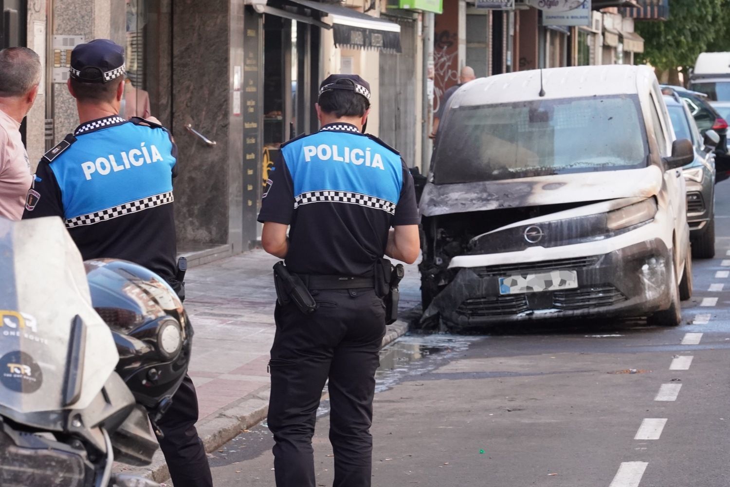 Incendio de una furgoneta estacionada en la avenida de San Mamés de León | Campillo / ICAL